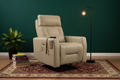 Fauteuil releveur beige dans un salon coloré vert forêt et bordeaux