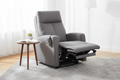 Fauteuil releveur gris microfibre dans un salon moderne lumineux