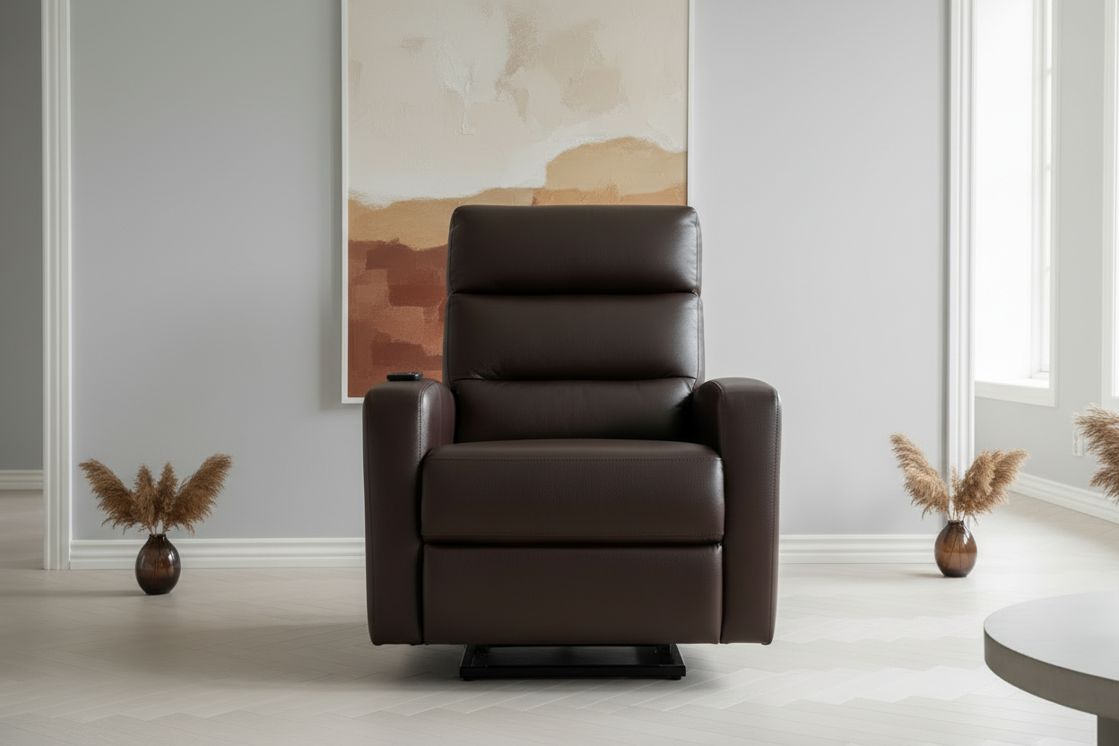 Fauteuil releveur en cuir brun centré dans un salon scandinave moderne